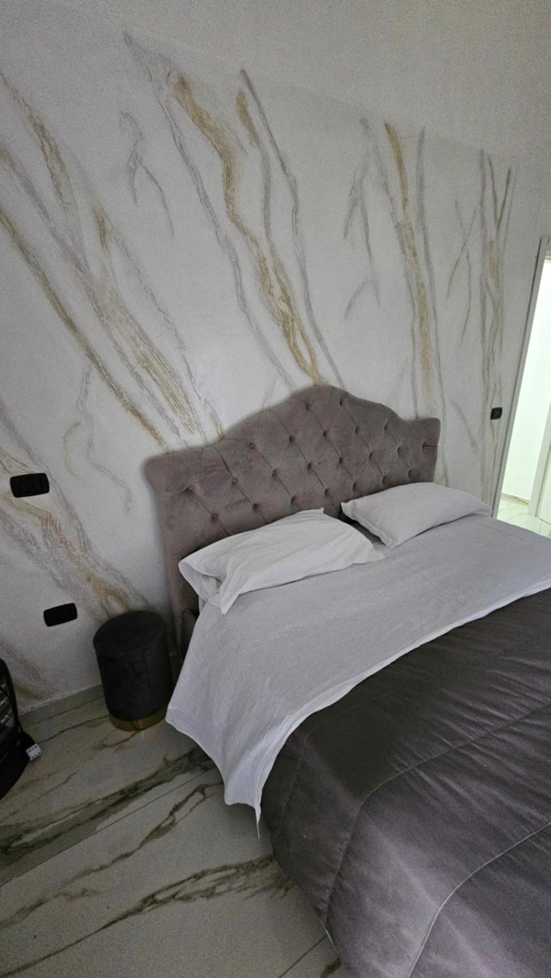 Hotel Crisari เนเปิลส์ ภายนอก รูปภาพ